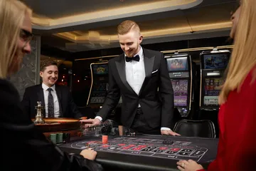 Uma mulher elegante ao lado de máquinas caça-níqueis vibrantes exibindo setes brilhantes, mostrando a variedade de slots no 777AN.