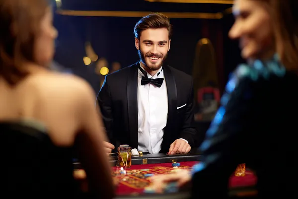 Uma roleta brilhante com fichas em cascata, simbolizando os envolventes jogos ao vivo e instantâneos disponíveis no 777AN.